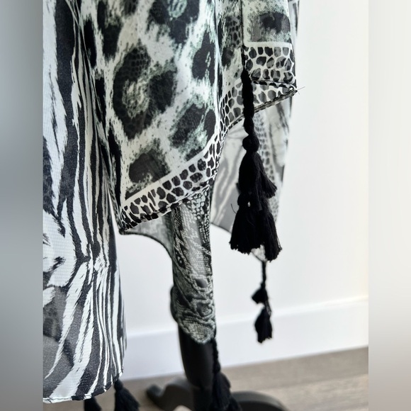 BB COLLECTION | Animal Print Sheer Cover Up One Size With Tassles - Picture 2 of 2